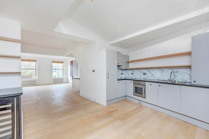 2 Bedroom Flat To Rent In Britannia Road, London, SW6