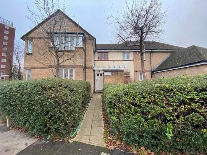 2 Bedroom Flat To Rent In Manor House Way, Isleworth, TW7