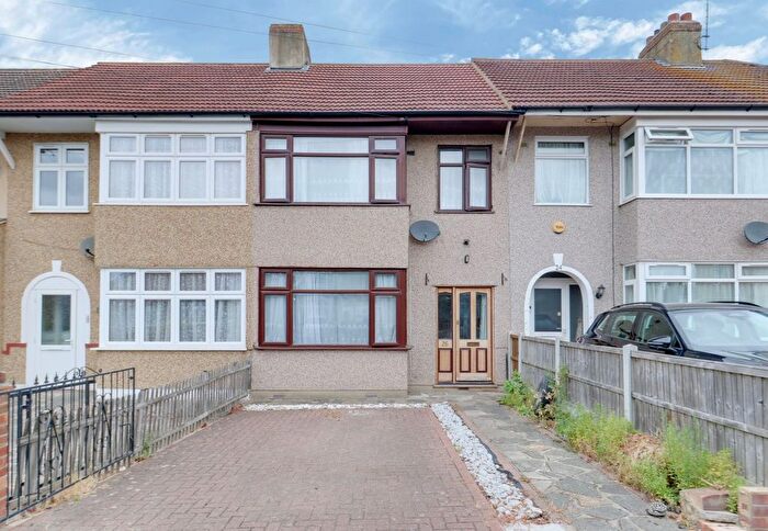 3 Bedroom Terraced House For Sale In Rothbury Avenue, Rainham, RM13