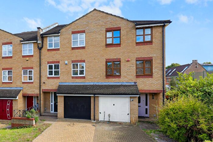 4 Bedroom Town House To Rent In Mast House Terrace, Isle Of Dogs, E14