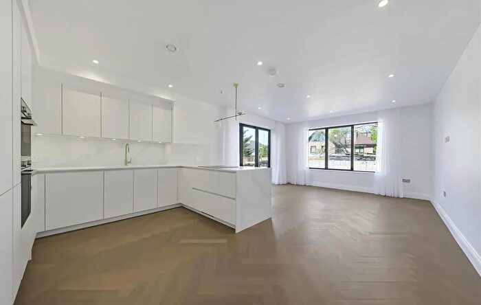 2 Bedroom Flat To Rent In Beechcroft Avenue, London, NW11