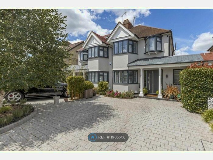 3 Bedroom Semi-Detached House To Rent In Glebe Gardens, New Malden, KT3