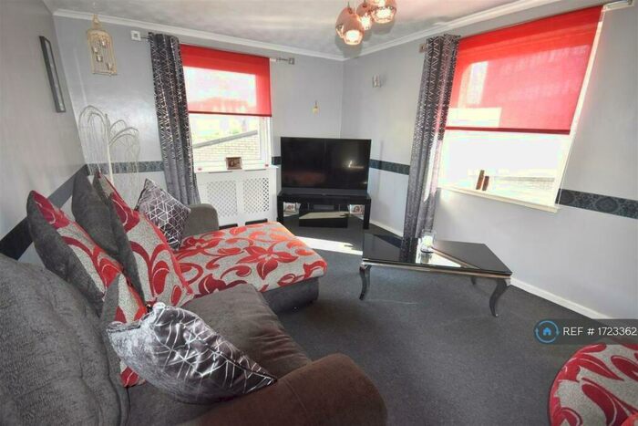 3 Bedroom Flat To Rent In Arran Place, Clydebank, G81