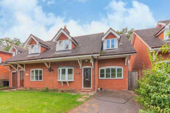 3 Bedroom Semi-Detached House To Rent In Winchfield Hook, RG27