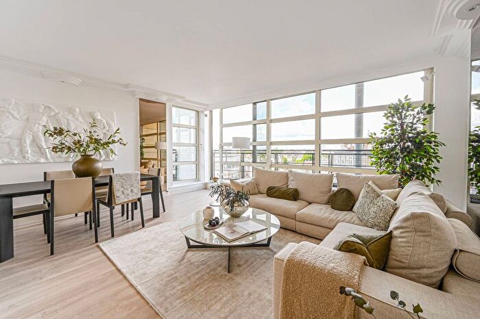 3 Bedroom Flat To Rent In Buckingham Palace Road, Victoria, London, SW1W