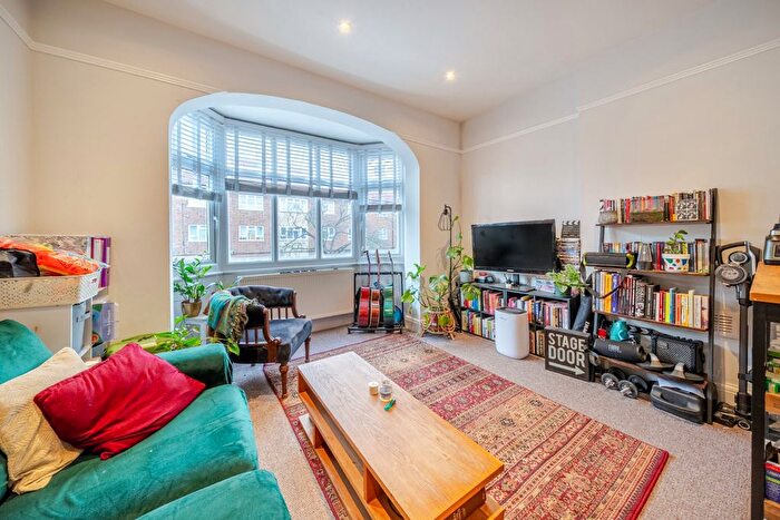 2 Bedroom Flat For Sale In Barrow Road, Streatham, London, SW16