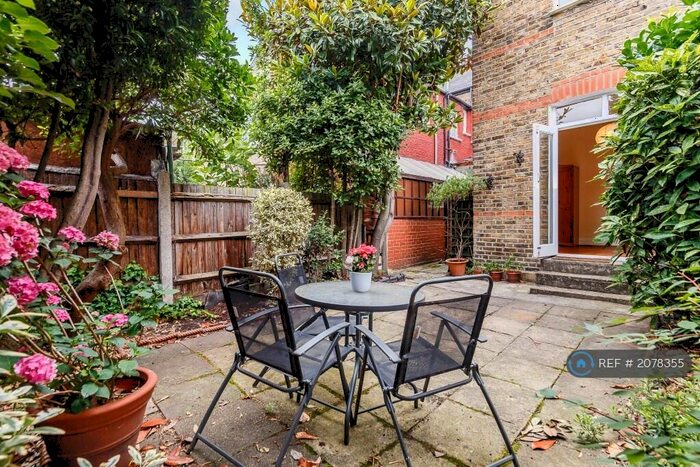 2 Bedroom Flat To Rent In Clapham South, London, SW12