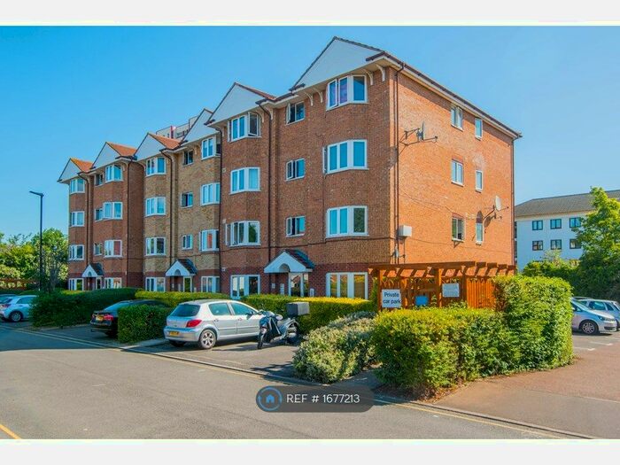 2 Bedroom Flat To Rent In Varsity Drive, Twickenham, TW1