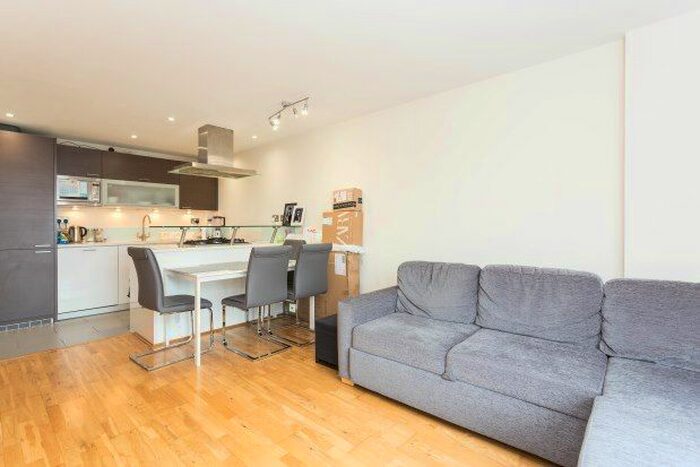2 Bedroom Flat To Rent In Queen Mary Avenue, London, E18