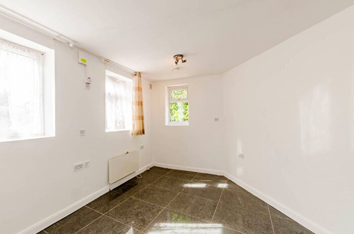 3 Bedroom Semi-Detached House To Rent In Berry Way, South Ealing, London, W5