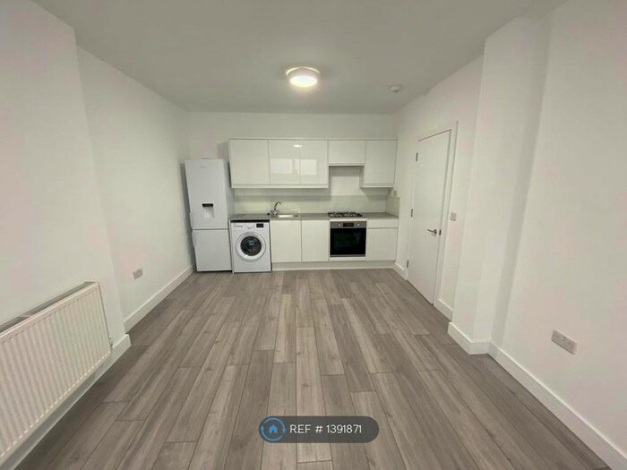 2 Bedroom Flat To Rent In Broadwater Road, London, SW17