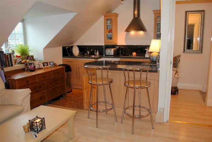 1 Bedroom Flat To Rent In Sylvan Avenue, Mill Hill, NW7