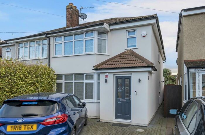 3 Bedroom Semi-Detached House To Rent In Ingleton Avenue Welling, DA16