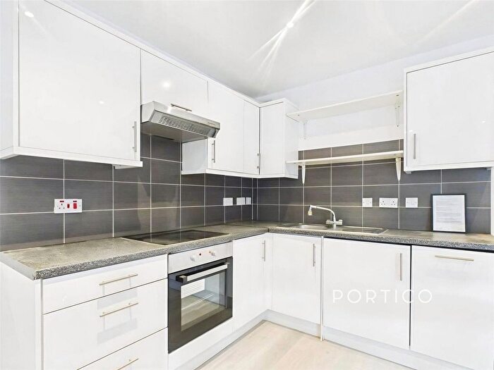 4 Bedroom Flat To Rent In Mursell Estate, London, SW8