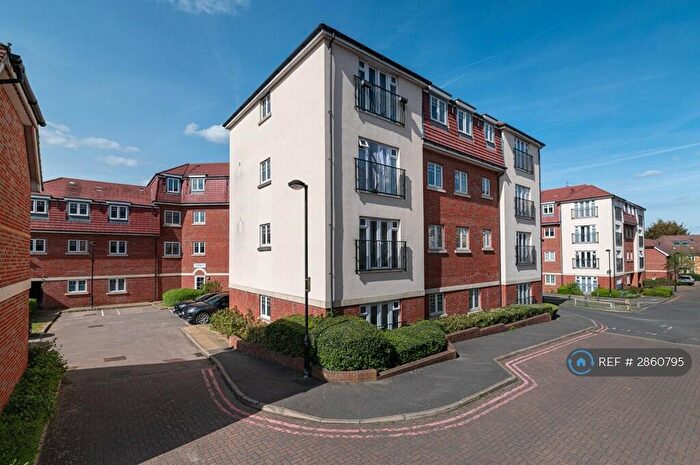 2 Bedroom Flat To Rent In Hedgerows House, Morden, SM4