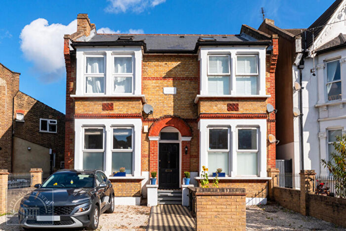 3 Bedroom Flat For Sale In Selsdon Road, Wanstead, E11