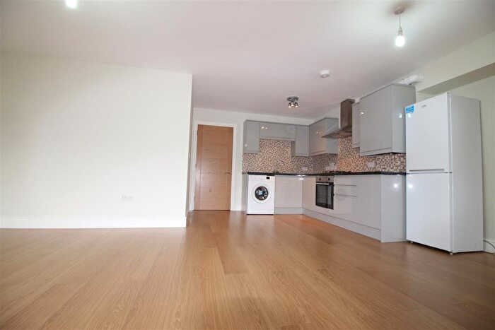 1 Bedroom Flat To Rent In Fourth Cross Road, Twickenham, TW8