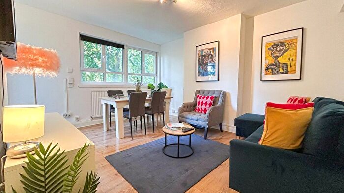 3 Bedroom Flat To Rent In London Borough Of Hackney, N4