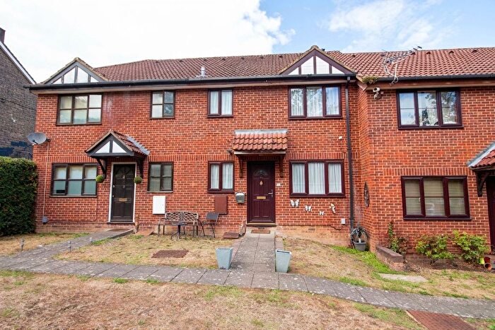1 Bedroom Terraced House For Sale In Prestwick Road, Watford, WD19