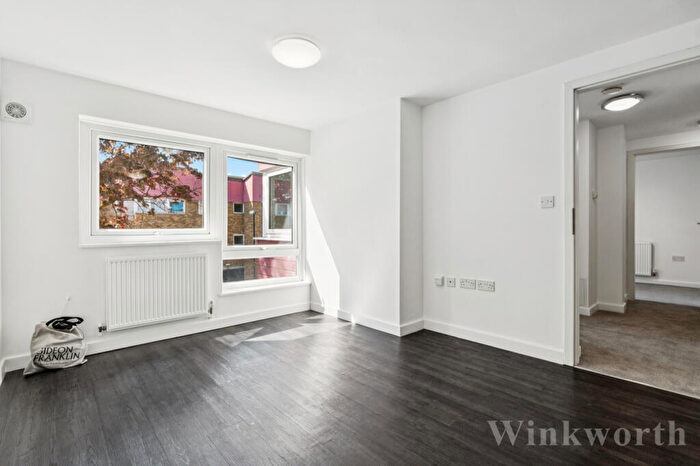 2 Bedroom Apartment For Sale In Lovelinch Close, London, SE15