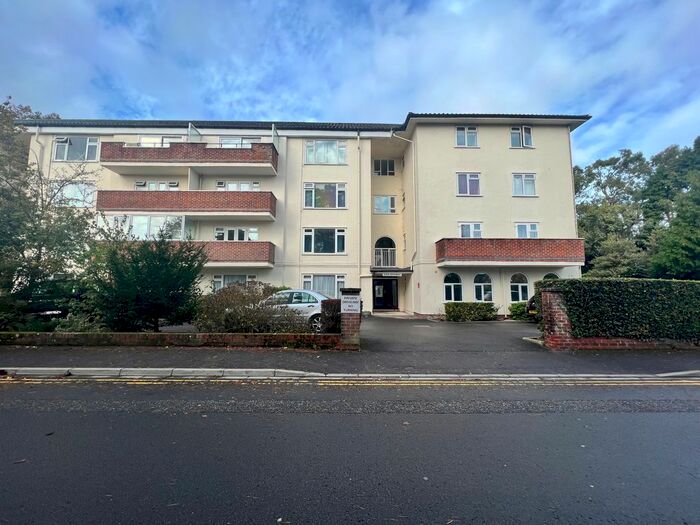 2 Bedroom Flat To Rent In Eagle Road, BH12