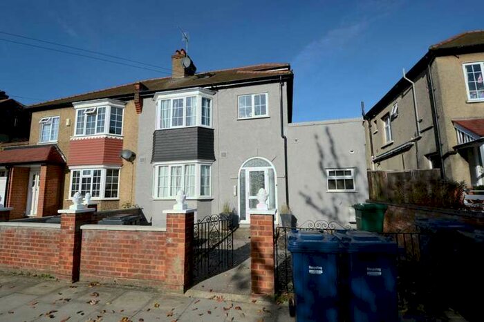 Flat To Rent In Oakleigh Crescent, Whetstone, London N20