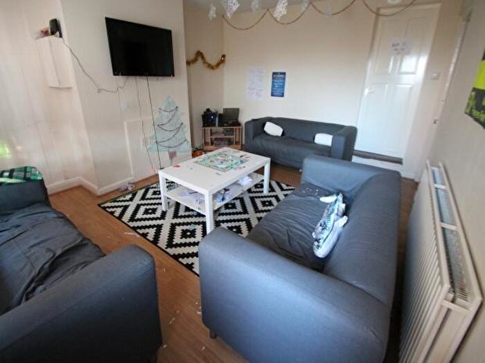 3 Bedroom Flat To Rent In Buckingham Mount, Leeds, LS6