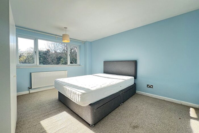 2 Bedroom Flat To Rent In Cedar Lodge, Tunnel Road, The Park, Nottingham, NG7