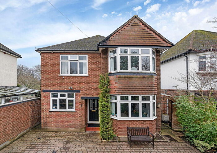4 Bedroom Detached House For Sale In Kelvin Grove, Chessington, KT9