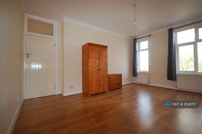 2 Bedroom Flat To Rent In High Road, London, N20