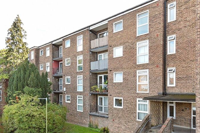 2 Bedroom Flat For Sale In Westmoreland Drive, Sutton, Surrey, SM2