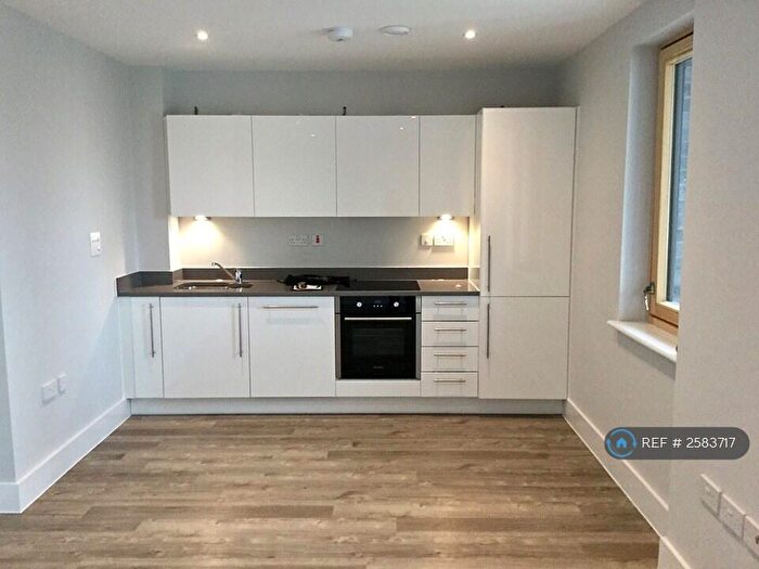 Studio To Rent In Salcombe Court, London, E14