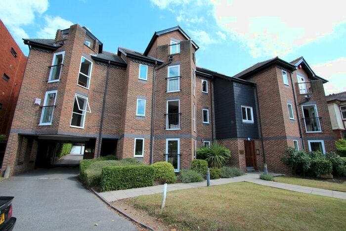 3 Bedroom Flat To Rent In Portsmouth Road, Kingston Upon Thames, KT1