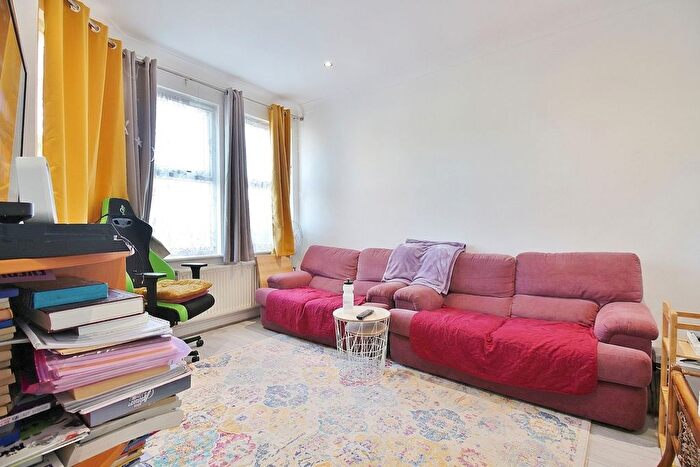 3 Bedroom Terraced House For Sale In Livingstone Road, Hounslow, TW3