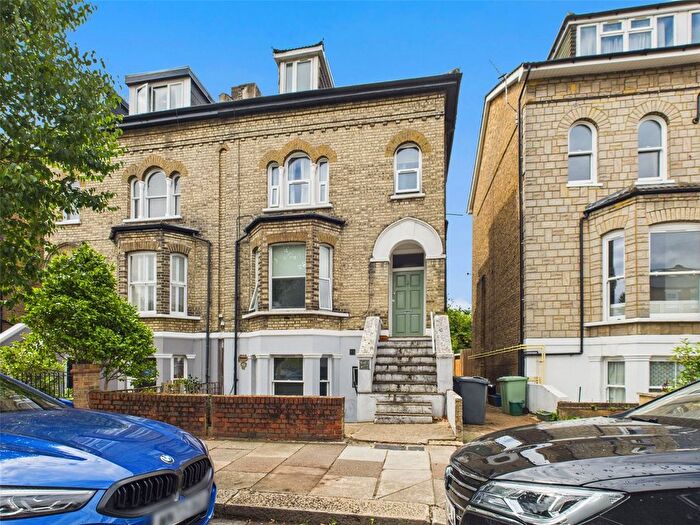 1 Bedroom Flat To Rent In Stanley Road, Teddington, TW11