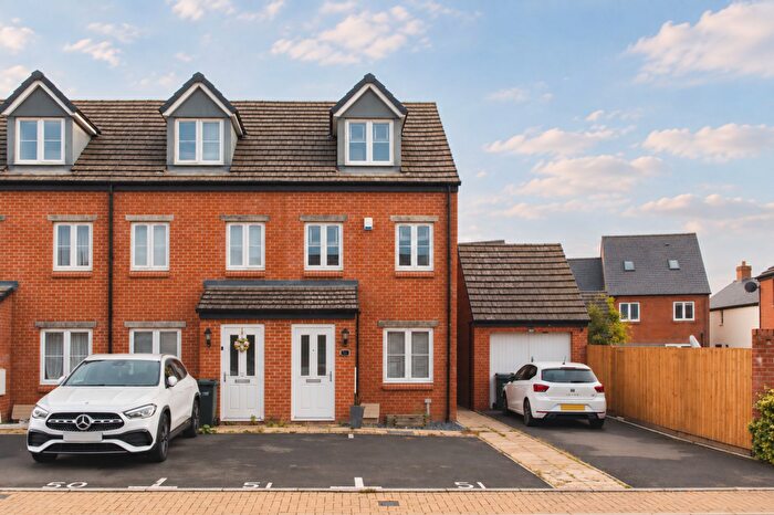 3 Bedroom End Of Terrace House For Sale In De La Warr Drive, Banbury, OX16