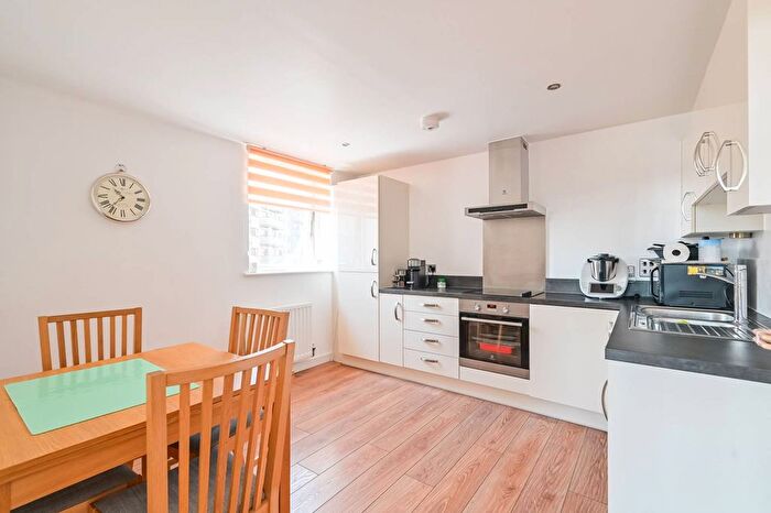 2 Bedroom Flat For Sale In Rainhill Way, Bow, London, E3