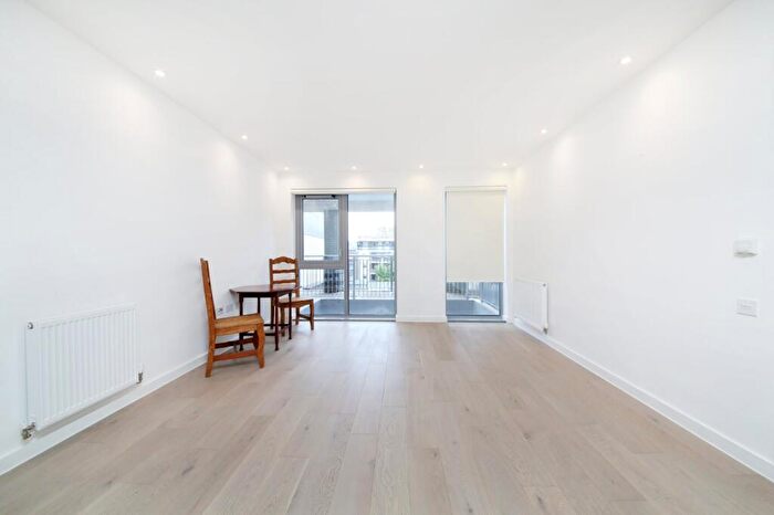 1 Bedroom Flat For Sale In Chatfield Road, Cotton Row, SW11