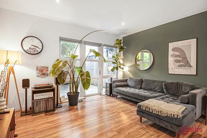 3 Bedroom Flat To Rent In Reading Lane, Hackney, E8