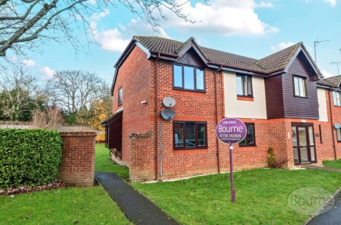 2 Bedroom Apartment For Sale In Sandringham Road, Petersfield, Hampshire, GU32