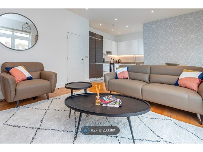 3 Bedroom Maisonette To Rent In Bow Lane, London, N12