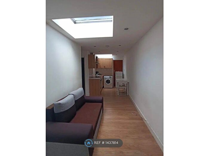 1 Bedroom Flat To Rent In Kingston Road, London, SW20