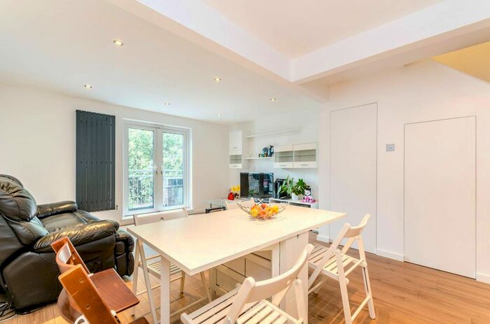 2 Bedroom Maisonette To Rent In Royal Mint Street, Tower Hill, London, E1