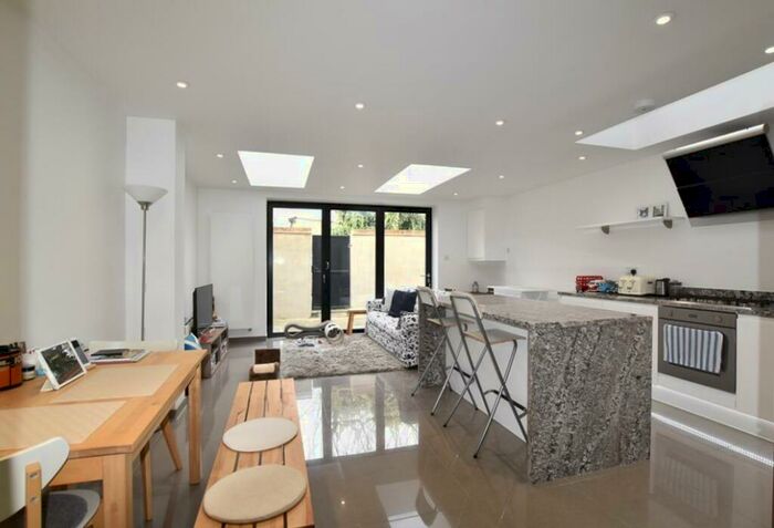 2 Bedroom Flat To Rent In Richmond Road, Kingston Upon Thames, KT2