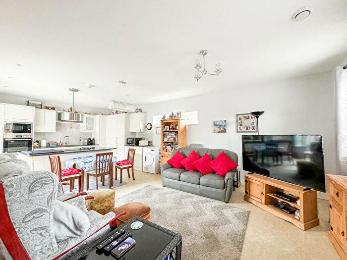 1 Bedroom Detached Bungalow For Sale In Wedgwood Way, Rochford, SS4