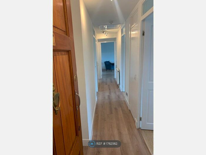 3 Bedroom Flat To Rent In Montgomery Avenue, Paisley, PA3