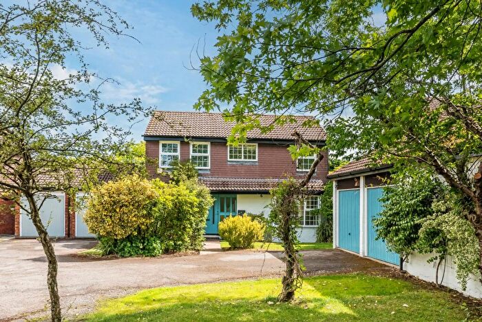 4 Bedroom Detached House For Sale In Weylea Avenue, Guildford, Surrey, GU4