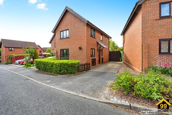 3 Bedroom Detached House For Sale In Khasiaberry, Milton Keynes, MK7