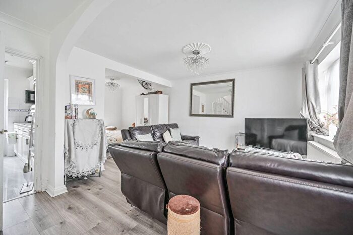 3 Bedroom Semi Detached House For Sale In Holmesdale, Waltham Cross, Hertfordshire, Enfield, Waltham Cross, EN8