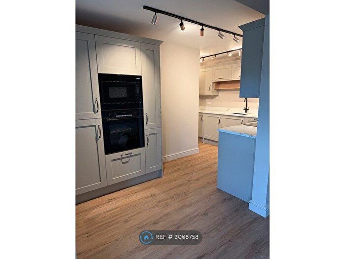 2 Bedroom Flat To Rent In Stonegate Road, Leeds, LS17